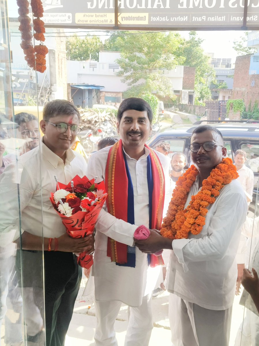 DHIRENDRAYADAV7's tweet photo. जिला मुख्यालय सिद्धार्थनगर में कौशल्या टेलरिंग के आधुनिक प्रतिष्ठान का फीता काटकर शुभारंभ किया।
#dhirendrayadav #pda
#mla #shohratgarh #siddharthnagar 
@yadavakhilesh @dimpleyadav @proframgopalya1 @shivpalsinghyad @MPDharmendraYdv @palshyamLalsp @NareshUttamSP @AlokRanjanIAS https://t.co/MBwSahKDW7