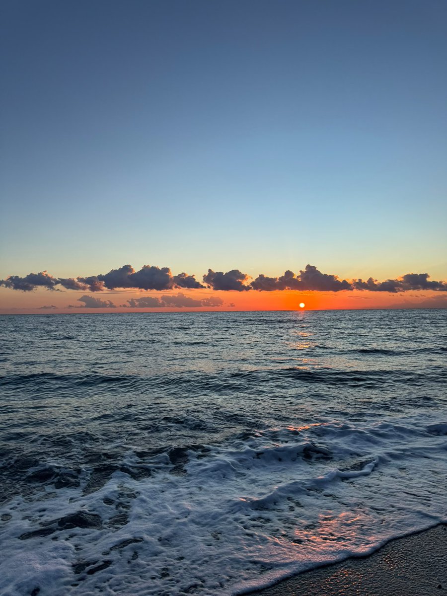 hawsett4's tweet photo. Sunset views like this never get old. https://t.co/VP3oNDBDxd