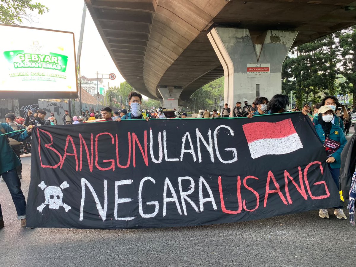 BdgBergerakID's tweet photo. Mahasiswa Bandung yang tergabung dengan BEM SI Jawa Barat  menggelar aksi di Taman Cikapayang Dago, Jumat, 11 September 2026. Mereka menyoroti berbagai isu dan persoalan yang tengah melanda negeri ini.

Nantikan reportasenya di https://t.co/NqNthFmbGy! https://t.co/X2IsBYOLSU