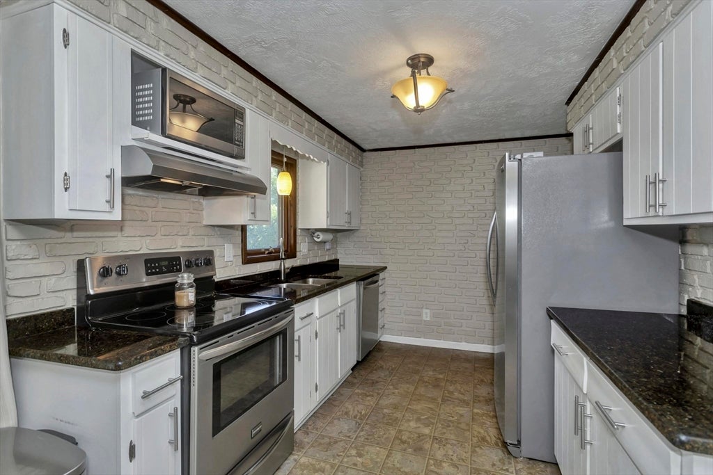 Jenthomes's tweet photo. 23 Beyer Dr, Easthampton, MA, 01027
3 bed | 1 bath 1588 Sq. Ft.
Active | 399900
https://t.co/oGtXbOgDcY
Welcome home to this inviting 3-bedroom, 1-bath Ranch located in a popular neighborhood and offering comfortable one-level living with plenty of additional space. Hardwood... https://t.co/AkOBIUEEmf