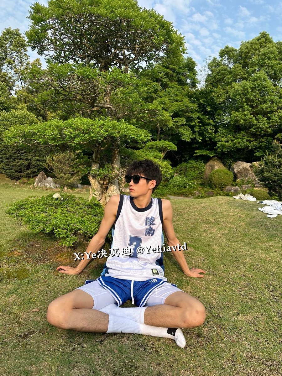 Yehiavtd's tweet photo. 夏天就要结束了，还有机会脱光躺在公园晒太阳吗
#天体 #漏出 #暴露 #野裸 #男大 #体育生 #反差 #白袜1s https://t.co/iTQcb0GuOz