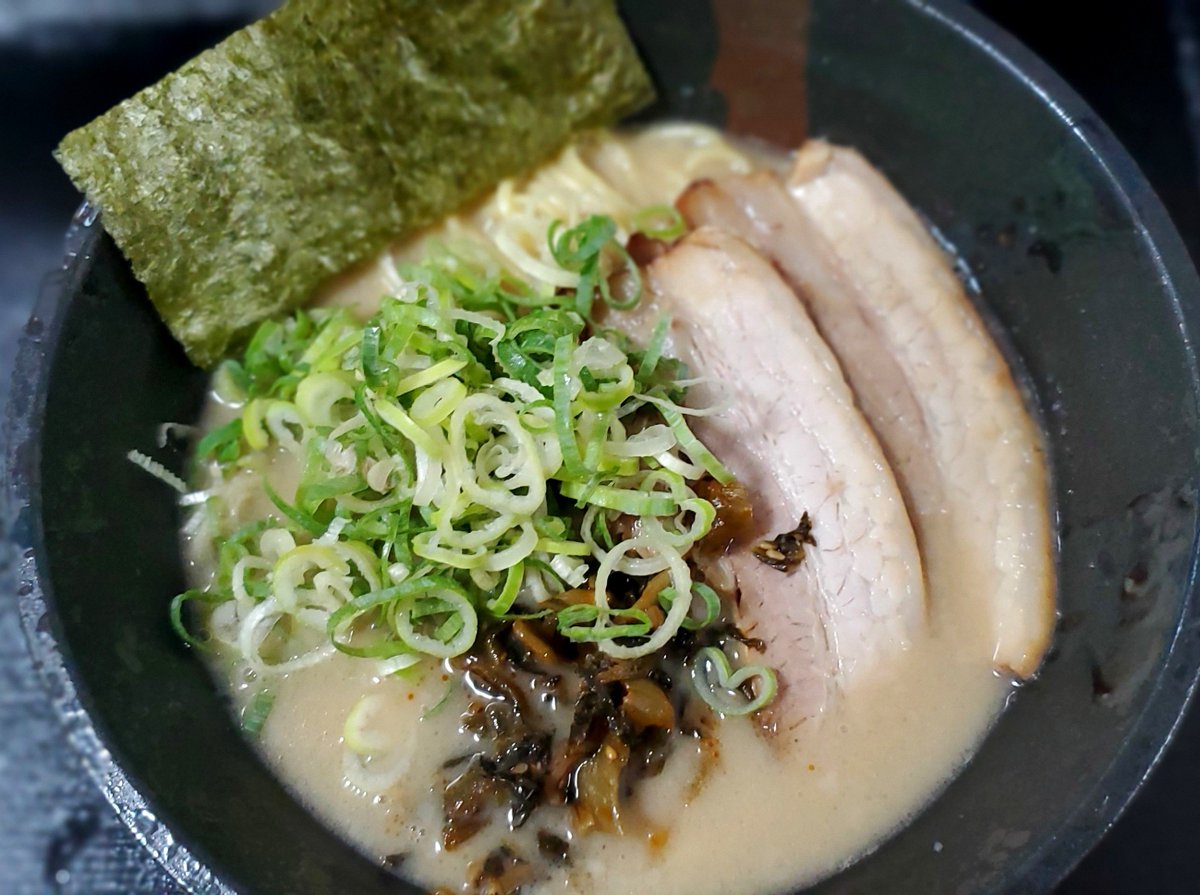 tack04560419's tweet photo. ずんどう屋の「元味らーめん」を
テイクアウトしてみた‼️

テイクアウトの場合、脂の量は
指定できないらしい···

写真のネギはラ・ムーのネギ‼️
チャーシュー、高菜、海苔は
付属品だ✨

ずんどう屋は背脂を増したのが
本領発揮な気がする···

味が少し寂しい💦

#ずんどう屋 https://t.co/MeblruNsmO