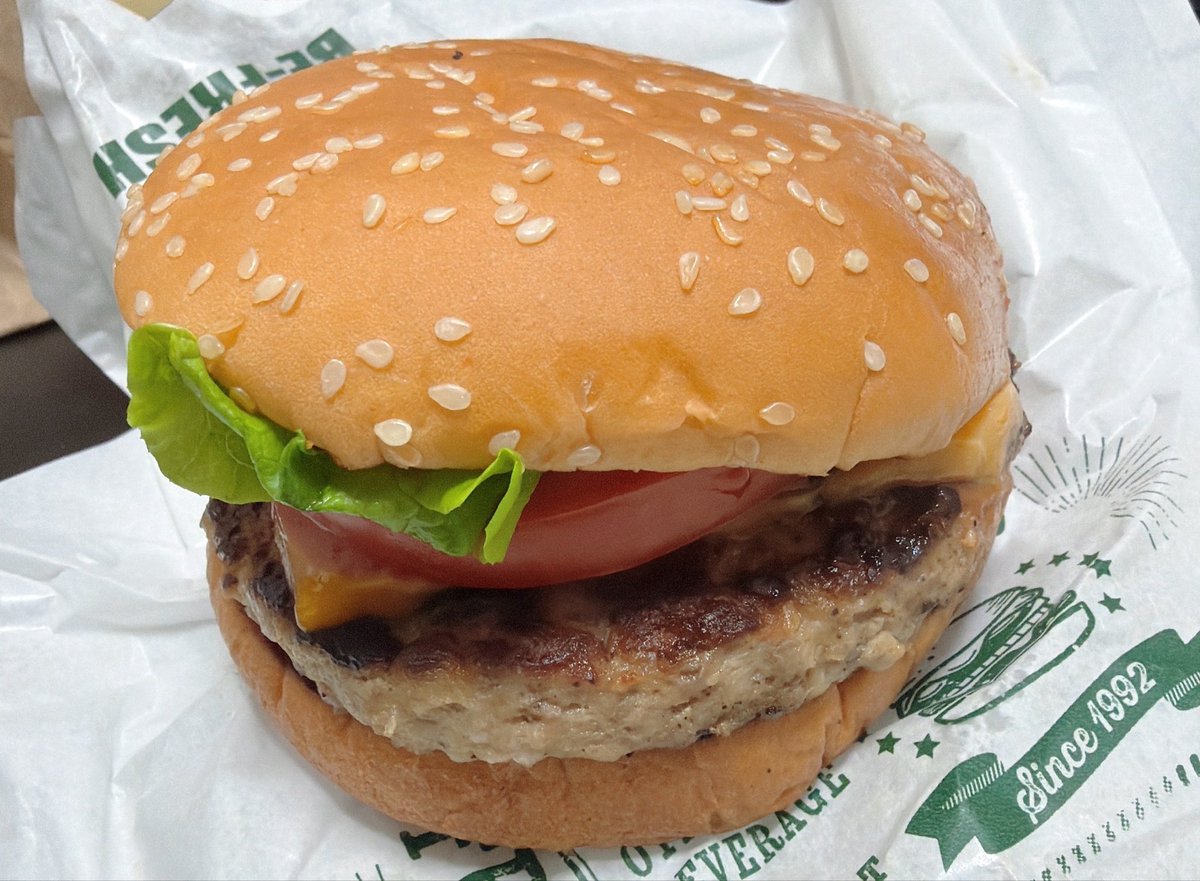 Abotan0327's tweet photo. 周りが月見バーガーを食べる中
フレッシュネスを食らう https://t.co/9KaBIwa8CH