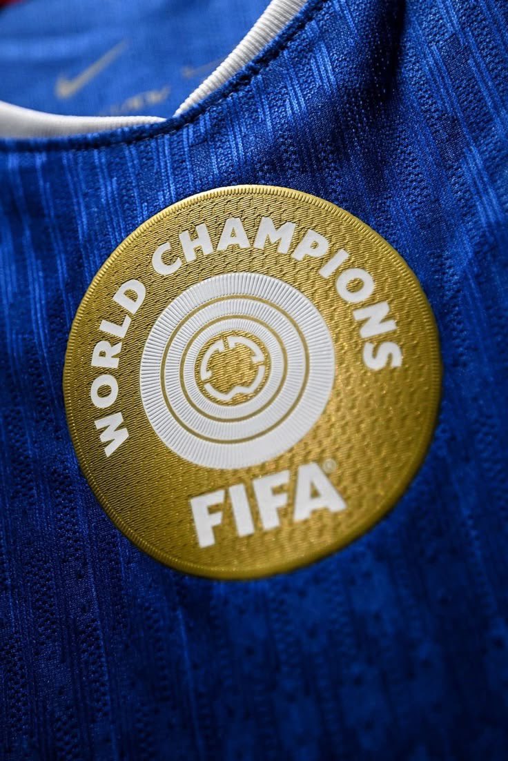 az22ch's tweet photo. شف يا برشلوني 
شف يا مدريدي 
شف يا بافاري 
شف يا ليفربول 
شف يا آرسنالي 
شف يا سيتيزاوي 
شف يا منشستراوي 
شف يا إنتراوي 
شف يا يوفيني 
شف يا ميلاني 
شف يا باريسي 

الشارة هذي لا يملكها إلا فريق واحد في العالم وهو تشيلسي 🤫💙 https://t.co/lbvB1YzBtg