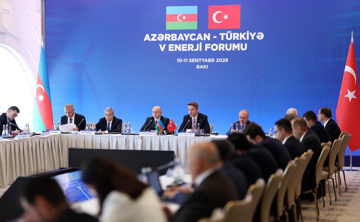 aBayraktar1's tweet photo. Azerbaycan Enerji Bakanı Sayın Parviz Şahbazov ile birlikte, 5. Türkiye-Azerbaycan Enerji Forumu kapsamında faaliyet gösteren çalışma gruplarımızın eş başkanlarıyla bir araya geldik.

Türkiye ve Azerbaycan’dan ilgili kurum ve kuruluşlarımızın temsilcilerinin yer aldığı 6 çalışma grubumuzun; hidrokarbonlar ve petrokimya, yenilenebilir enerji ve enerji verimliliği, elektrik iletim ve dağıtımı, madencilik ve regülasyonlar başta olmak üzere yürüttüğü çalışmalar hakkında kapsamlı bilgi aldık.

İkili ve bölgesel elektrik bağlantılarından hidrokarbon sahalarındaki yeni ortaklıklara, enerjide dijitalleşmeden üçüncü ülkelerde geliştirilebilecek ortak projelere kadar önümüzdeki dönemin iş birliği başlıklarını ve atılabilecek somut adımları değerlendirdik.

Yeni dönemde, özellikle elektrik alanındaki iş birliğimizi daha ileri bir aşamaya taşıyacak bağlantısallık konusuna daha güçlü şekilde odaklanma kararı aldık. İkili ve bölgesel elektrik projelerimizi bütüncül bir yaklaşımla ilerleterek enerji sistemlerimiz arasındaki entegrasyonu ve ticaret imkânlarını geliştirmeyi hedefliyoruz.

Çalışma gruplarımızın ortaya koyduğu teknik birikim ve ortak irade, Türkiye-Azerbaycan enerji ortaklığını yeni alanlarla büyütmemizin ve belirlediğimiz hedefleri somut projelere dönüştürmemizin en güçlü zeminini oluşturuyor.
