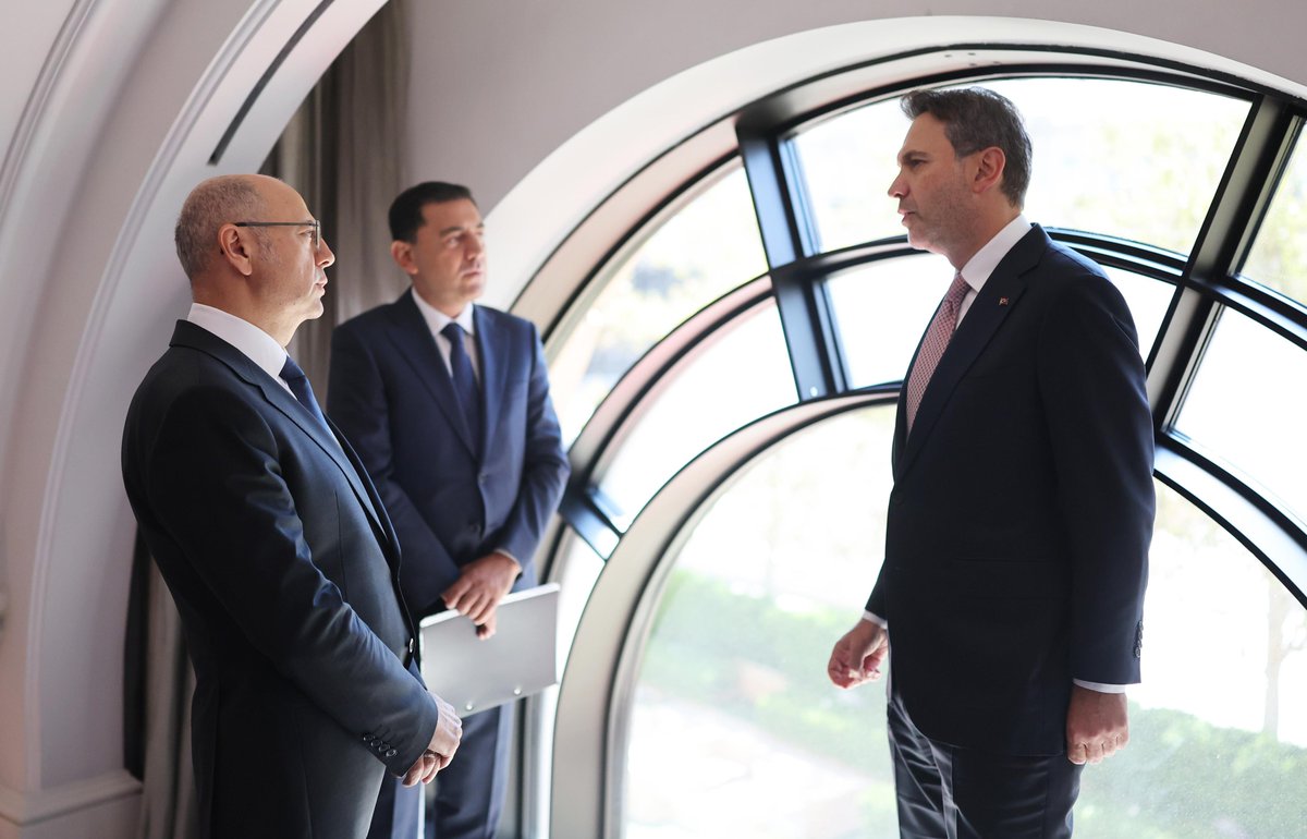 aBayraktar1's tweet photo. Azerbaycan Enerji Bakanı Sayın Parviz Şahbazov ile birlikte, 5. Türkiye-Azerbaycan Enerji Forumu kapsamında faaliyet gösteren çalışma gruplarımızın eş başkanlarıyla bir araya geldik.

Türkiye ve Azerbaycan’dan ilgili kurum ve kuruluşlarımızın temsilcilerinin yer aldığı 6 çalışma grubumuzun; hidrokarbonlar ve petrokimya, yenilenebilir enerji ve enerji verimliliği, elektrik iletim ve dağıtımı, madencilik ve regülasyonlar başta olmak üzere yürüttüğü çalışmalar hakkında kapsamlı bilgi aldık.

İkili ve bölgesel elektrik bağlantılarından hidrokarbon sahalarındaki yeni ortaklıklara, enerjide dijitalleşmeden üçüncü ülkelerde geliştirilebilecek ortak projelere kadar önümüzdeki dönemin iş birliği başlıklarını ve atılabilecek somut adımları değerlendirdik.

Yeni dönemde, özellikle elektrik alanındaki iş birliğimizi daha ileri bir aşamaya taşıyacak bağlantısallık konusuna daha güçlü şekilde odaklanma kararı aldık. İkili ve bölgesel elektrik projelerimizi bütüncül bir yaklaşımla ilerleterek enerji sistemlerimiz arasındaki entegrasyonu ve ticaret imkânlarını geliştirmeyi hedefliyoruz.

Çalışma gruplarımızın ortaya koyduğu teknik birikim ve ortak irade, Türkiye-Azerbaycan enerji ortaklığını yeni alanlarla büyütmemizin ve belirlediğimiz hedefleri somut projelere dönüştürmemizin en güçlü zeminini oluşturuyor.