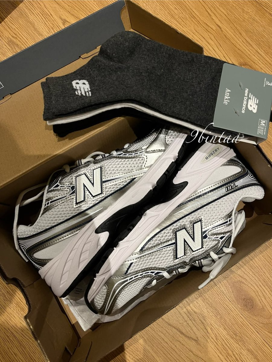 forgottenmomo's tweet photo. NB 740 ini tipe sneakers yang baru kerasa enaknya setelah dipake seharian. 😭
Awalnya cuma suka karena design-nya catchy.
Terus dipake jalan…
5k steps: aman
10k steps: masih nyaman
15k++ steps: LAH KOK MASIH ENAK 😭👌🏻 https://t.co/idGvofResP