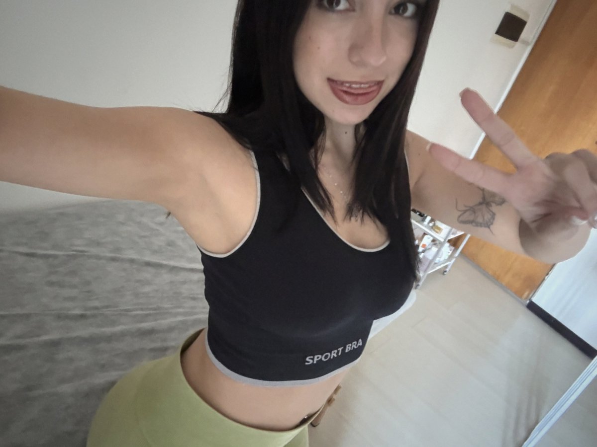 moondarlingg59's tweet photo. feeling photogenic today 📸✨ https://t.co/MbV5e9milF