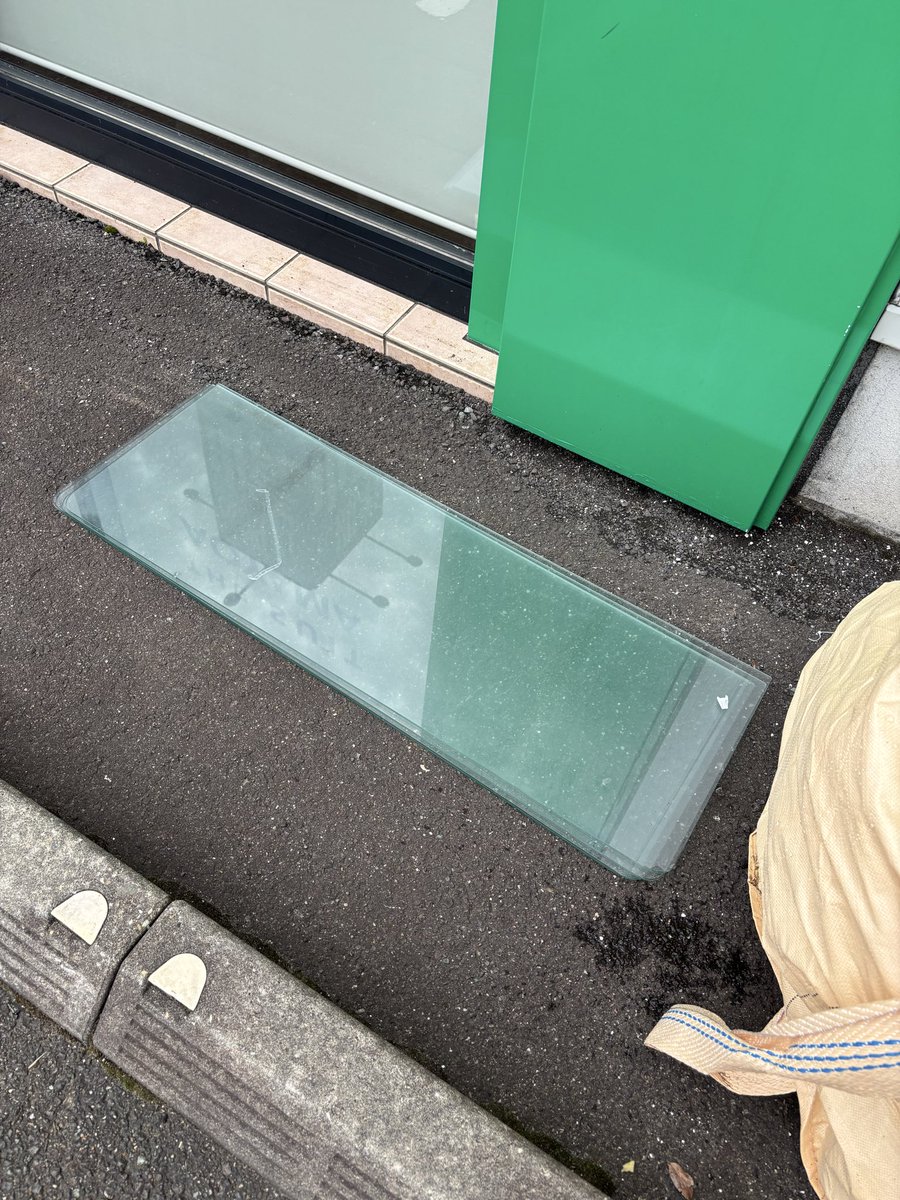 FeelingPay's tweet photo. 現場仕事だと、どうしても出るのが廃棄物。
木やら金属やら石膏ボードやら多種多様なのですが、なかには業者さんが処分出来ないものも出たりします。地域によっても分別が違ったりしますし。
今回はこちらが持って行って貰えなかった廃棄物たち。
これを自分の車に載せて新潟へ帰ります…ここ秋田💦 https://t.co/oc16o72pe8
