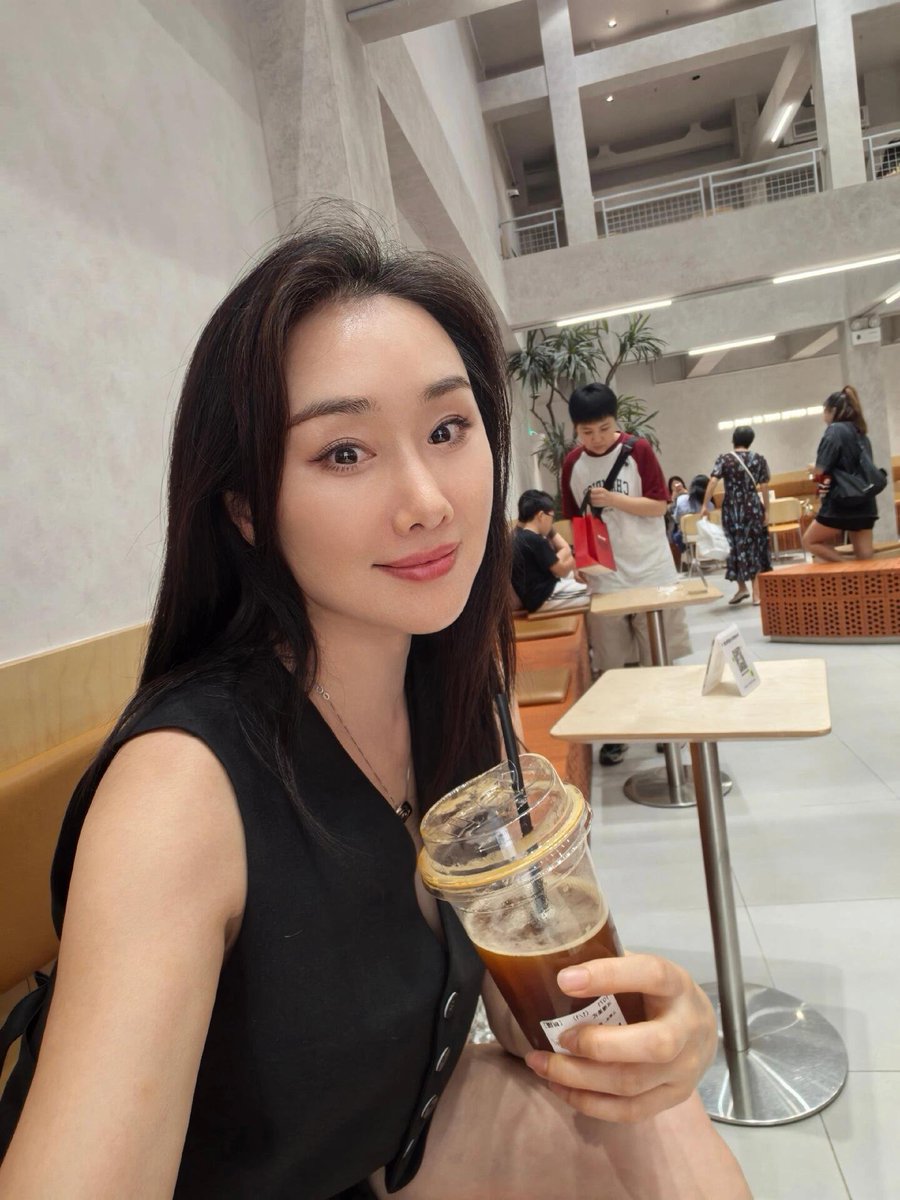 CBilbikk's tweet photo. 做女人真难 开放点说我骚 保守点说我装 热情点说我浪 https://t.co/GLPUxoDCim
