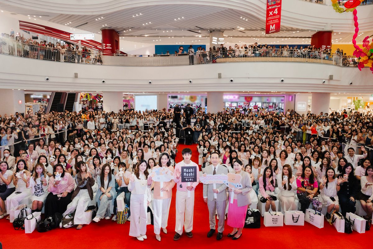 MoshiMoshiTH's tweet photo. 📸 พี่โมชิขอพา Beside ทุกคน​
ย้อนกลับไปชมภาพบรรยากาศสุดน่ารักจากงาน #MoshiMoshixBILLKIN 🧡✨​
กับ Presenter Launch Event ครั้งแรกของ Moshi Moshi​
​
🌈งานนี้พี่โมชิได้พาทุกคนมาเติมความน่ารัก ​
พร้อมเติมความสุขไปด้วยกันกับ “บิวกิ้น” 🐶​
Presenter คนแรกของ Moshi Moshi ✨​
​
🤗บอกเลยว่าบรรยากาศในวันงานเต็มไปด้วย รอยยิ้ม ความสุข และความน่ารัก! 💖​

ทั้งเสียงหัวเราะ เสียงร้องเพลงไปพร้อมกันกับบิวกิ้น และพลังความรักจาก Beside ทุกคน​
ทำให้วันนั้นกลายเป็นอีกหนึ่งโมเมนต์ที่พิเศษและน่าประทับใจ🫶🏻💝​
​
Moshi Moshi ขอขอบคุณ💐​
ทีมค่าย @Billkin_Ent 
คุณ “บิวกิ้น” 
​
🧡และที่ขาดไม่ได้เลยคือ Beside ทุกคน ไม่ว่าจะเป็นทีมหน้างาน หรือทีมหน้าจอ 📸📱​
ขอบคุณที่มาร่วมส่งต่อกำลังใจ เติมเต็มความสุข และสร้างโมเมนต์น่ารัก ๆ ไปด้วยกันกับพี่โมชิน้า​
​
ขอบคุณที่ทำให้ Moshi Moshi BILLKIN is Calling เป็นวันที่เต็มไปด้วย “ความน่ารักและรอยยิ้ม” นะคะ 🙇🏻‍♀️ ​
​
#MoshiMoshixBILLKIN ​
#MoshiMoshiBILLKINisCalling ​
#Bbillkin #MoshiMoshi #โมชิโมชิ