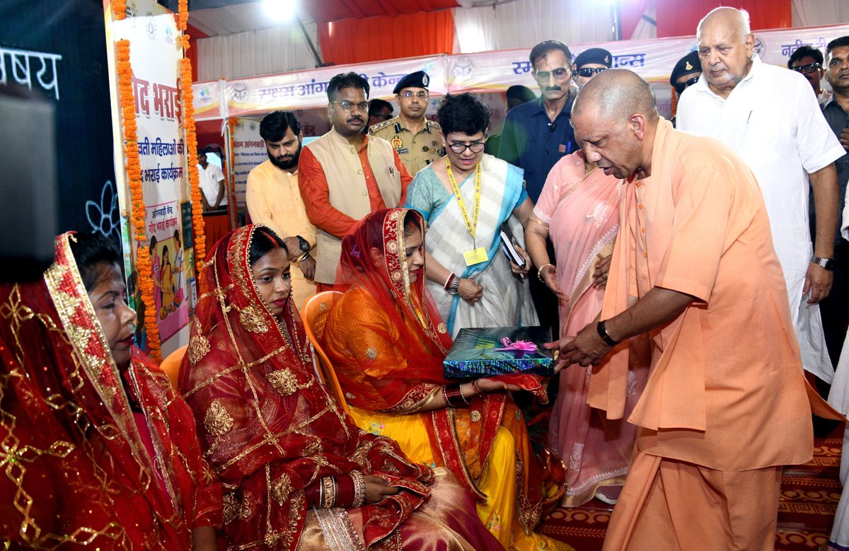 icds_up's tweet photo. अयोध्या में मा. मुख्यमंत्री श्री योगी आदित्यनाथ जी ने सक्षम आंगनवाड़ी स्टॉल का निरीक्षण कर बच्चों से संवाद कर चॉकलेट वितरण किया। कान्हा स्वरूप बच्चे का अन्नप्राशन एवं गर्भवती माताओं की गोद भराई कराकर मातृ-शिशु कल्याण का संदेश दिया। @MinistryWCD @myogiadityanath @babyranimaurya https://t.co/LTRs3w3ayK