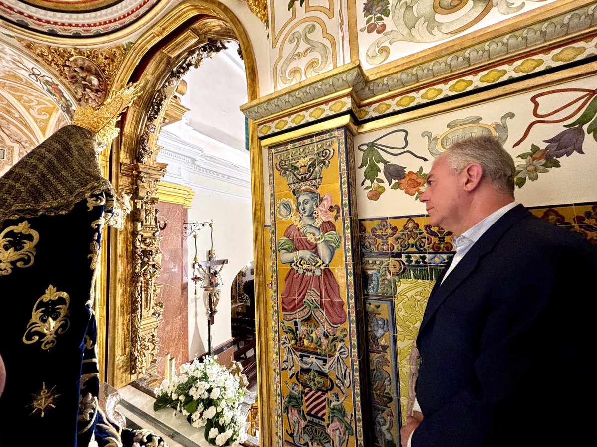 EspDeTriana's tweet photo. En el día de ayer recibimos en nuestra Capilla la visita del Excmo. Sr. D. José Luis Sanz, alcalde de Sevilla, quien fue recibido por nuestro Hermano Mayor y distintos miembros de la Junta de Gobierno.

Durante el encuentro, tuvimos ocasión de compartir unos momentos de fraternidad ante nuestros Sagrados Titulares y de agradecer su cercanía y disposición hacia nuestra Hermandad.

Que el Santísimo Cristo de las Tres Caídas y Nuestra Señora de la Esperanza le acompañen y guíen siempre en su servicio a nuestra ciudad.

#EsperanzaDeTriana