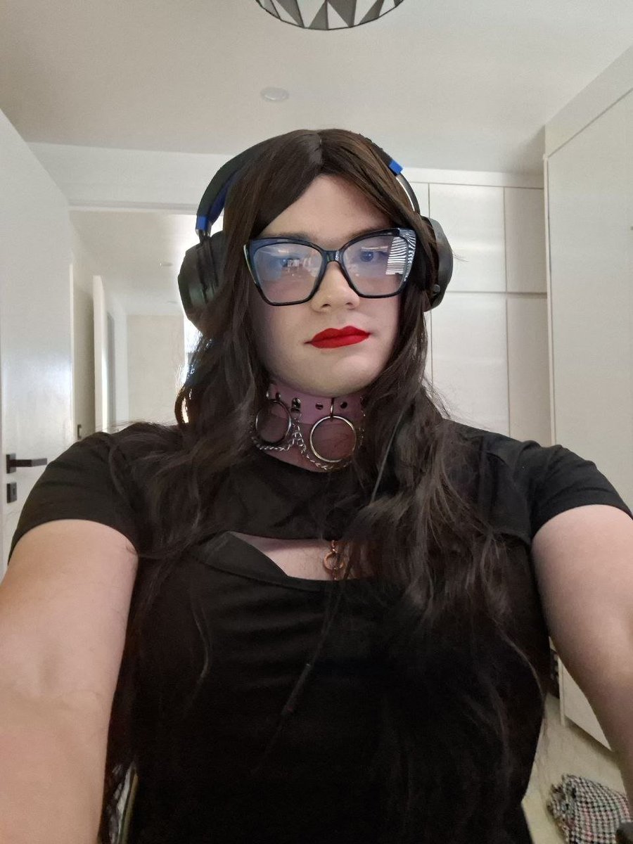 SissyJennifer6's tweet photo. You think you can beat me in fortnite?
Or we can play minecraft. https://t.co/SFqzs9hd75