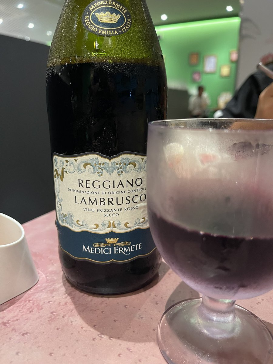 utaitehiro's tweet photo. サイゼリアマジ最高だよな
価格も味も好き
ランブルスコセッコまじ飲んでくれ
微発泡で初心者にも飲みやすいワイン https://t.co/sfQmDAXH52