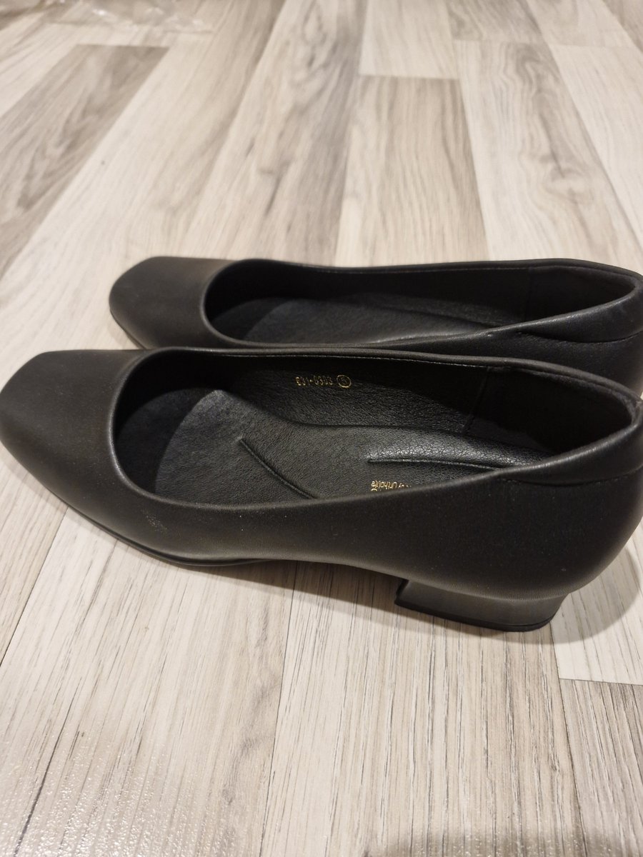 NameIsKhaka's tweet photo. ส่งต่อรองเท้ารับปริญญามือ 1 bata บาจา ( Size 38 ) ส้น 1.5 นิ้ว ใส่เดินในห้องเท่านั้นค่ะ

390.- รวมส่ง
(นัดรับ bts ได้ค่ะ)

สภาพดีมากค่ะ ดูในตารางได้เลย☺️
#ส่งต่อรองเท้า #ส่งต่อรองเท้ามือสอง #ส่งต่อรองเท้ามือ2 #ส่งต่อเสื้อผ้าราคาถูก #ส่งต่อคัชชู #ส่งต่อbata #รองเท้ารับปริญญา https://t.co/p2kki8hNvT