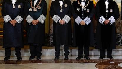 MeleroGinz71827's tweet photo. La fórmula para dar la nacionalidad que cuestiona el Supremo en la ley de nietos se aplicó sin polémica en 2008.
Lo que estaba bien en 2.008 ahora ya no lo está.
La apariencia de independencia y neutralidad del Tribunal Supremo está en mínimos.
No los critiqueis, que se enfadan. https://t.co/E5ruzQZY4f