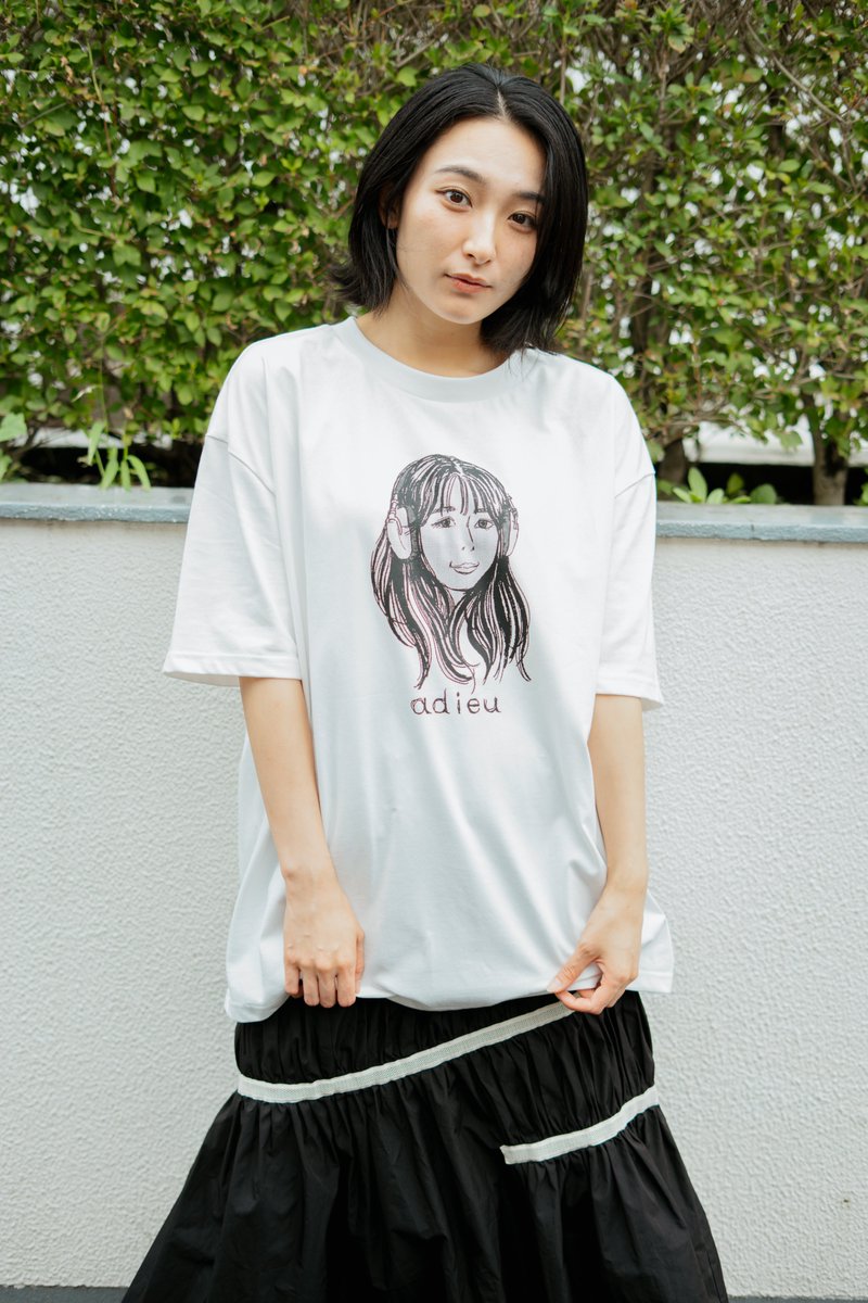 SetoConFes's tweet photo. 【 Setouchi Contemporary2026 × adieu collaboration T-shirt 】
━━━━━━━━━━━━━━━━━━━

9/4(金)19:00〜9/13(日)23:59の期間限定で受付中。

▼販売URL
https://t.co/nv7gDNQHTr

サイズ：0・1
カラー：ホワイト
販売価格：4,500円（税込）

━━━━━━━━━━━━━━━━━━━
販売数には限りがありますので、お早めにご検討ください。
✳︎サンプル着用

#setouchicontemporary #セトコン