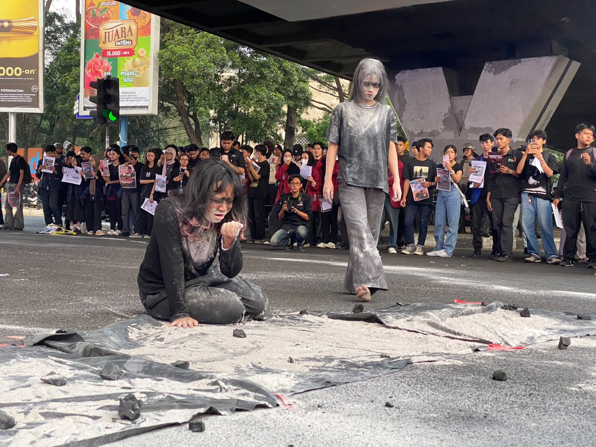 BdgBergerakID's tweet photo. 16.55 WIB. Aksi teatrikal dari mahasiswa yang merepresentasikan bagaimana masyarakat Kalimantan dan Papua yang terjebak asap kebakaran hutan. https://t.co/BGHVrRqcPS