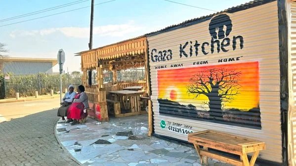 LeeMpaki's tweet photo. From cleaning floors at Woolworths to making R660,000 a MONTH selling grilled chicken and kota. 
Your background will never be your ceiling. 🥹

It is Possible!🙌🏾 https://t.co/MXiHGN73en