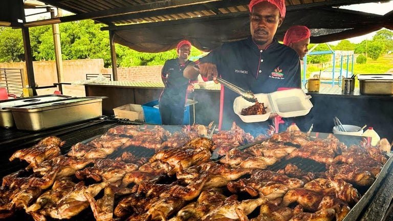 LeeMpaki's tweet photo. From cleaning floors at Woolworths to making R660,000 a MONTH selling grilled chicken and kota. 
Your background will never be your ceiling. 🥹

It is Possible!🙌🏾 https://t.co/MXiHGN73en