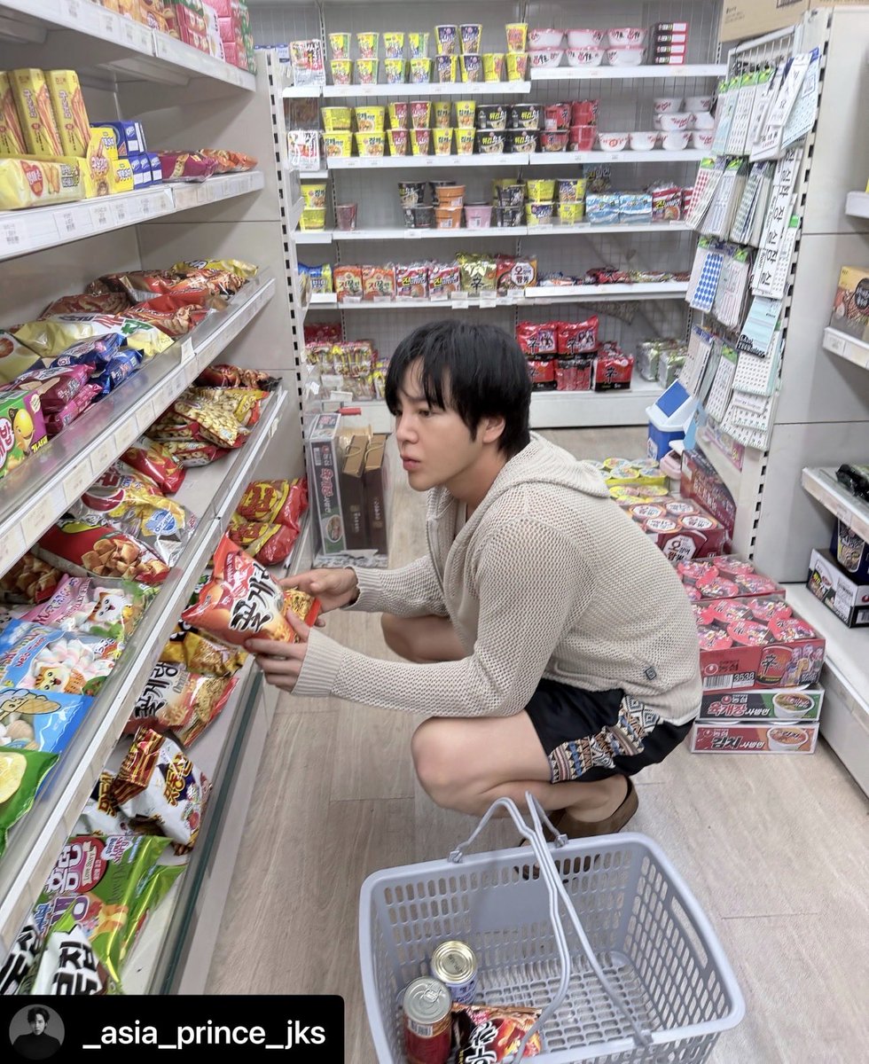 sanda0712's tweet photo. 2026/9/11
@AsiaPrince_JKS 
インスタ-1

_asia_prince_jks
買い物をしてみた🍭🍬🍪🥠🍘 万歳！！

写真13枚
分割します

買い物姿もかわいい😍🩷 https://t.co/yW7yyM8QlG