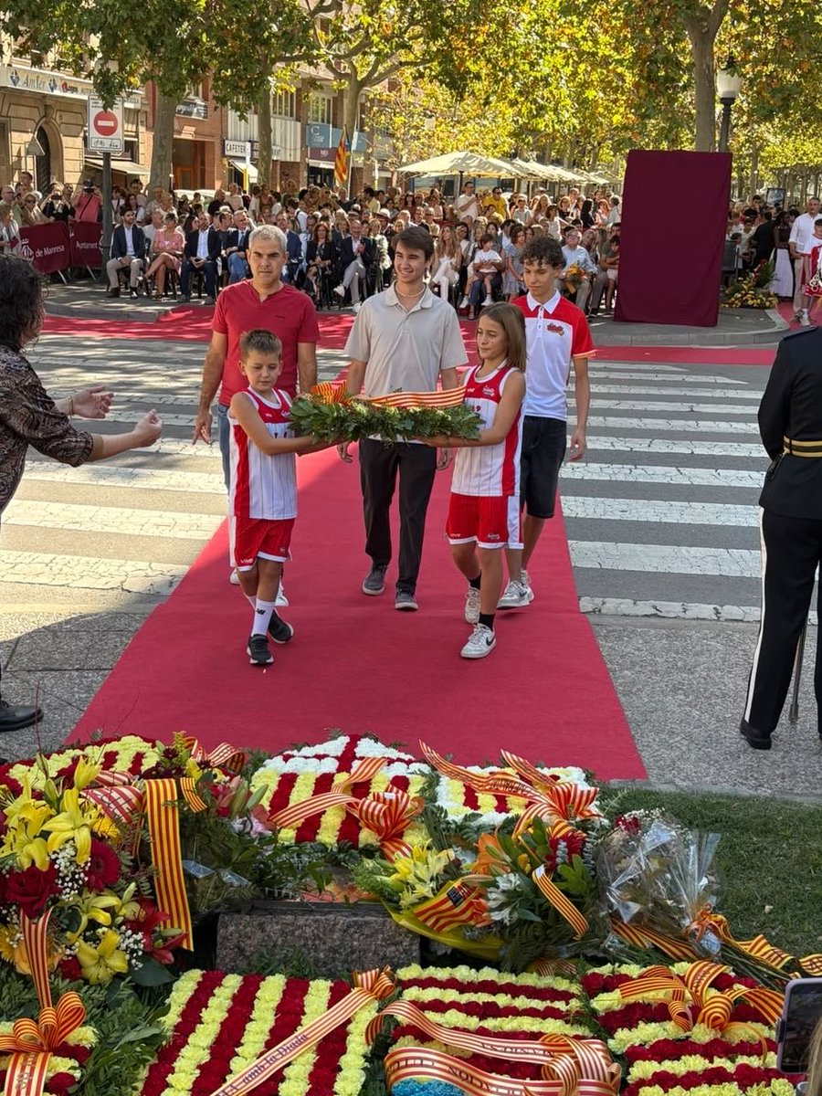 basquetsalle's tweet photo. 💛❤️💛❤️💛❤️💛❤️💛

Un any més, avui hem tornat a estar presents a l’ofrena floral de la Diada 💐

BONA DIADA NACIONAL DE CATALUNYA!

#SomSalle #Manresa #Diada2026 https://t.co/NXtTlzfnHo