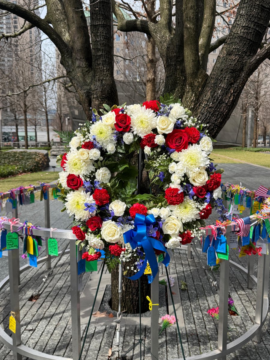 metpoliceuk's tweet photo. 25 years on, we honour those who lost their lives in the 9/11 attacks, the survivors, their families and loved ones, and the emergency responders who risked everything to help others.
 
Earlier this year, the Commissioner paid tribute on behalf of the Met by laying a wreath at the National September 11 Memorial in New York.
 
Time passes, but we will #NeverForget