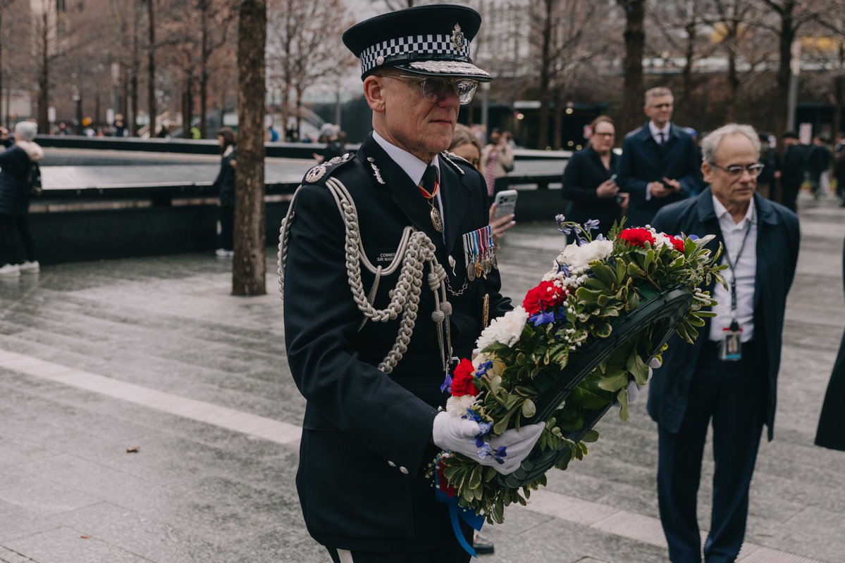 metpoliceuk's tweet photo. 25 years on, we honour those who lost their lives in the 9/11 attacks, the survivors, their families and loved ones, and the emergency responders who risked everything to help others.
 
Earlier this year, the Commissioner paid tribute on behalf of the Met by laying a wreath at the National September 11 Memorial in New York.
 
Time passes, but we will #NeverForget