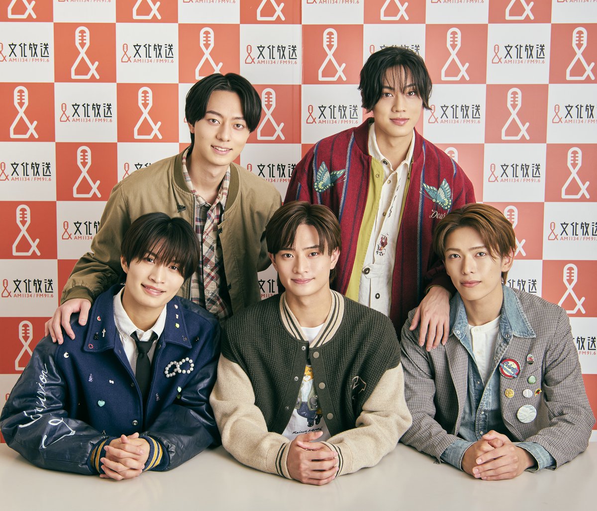 oricon's tweet photo. ACEes、文化放送で冠ラジオ決定❗️
📻️『レコメン！ROAD TO ACEes!!!!!』
10/2からスタート❗毎週金曜24:00～24:30放送
⠀
毎週2人が週替り出演🎤
近況、グループ活動の裏話などを届ける
⠀
💬コメント
「ラジオ界の“ACE”を目指して頑張ります!!!!!」
https://t.co/0bbeNZLWRc
⠀
#えいラジ https://t.co/jCyNW2Laf7