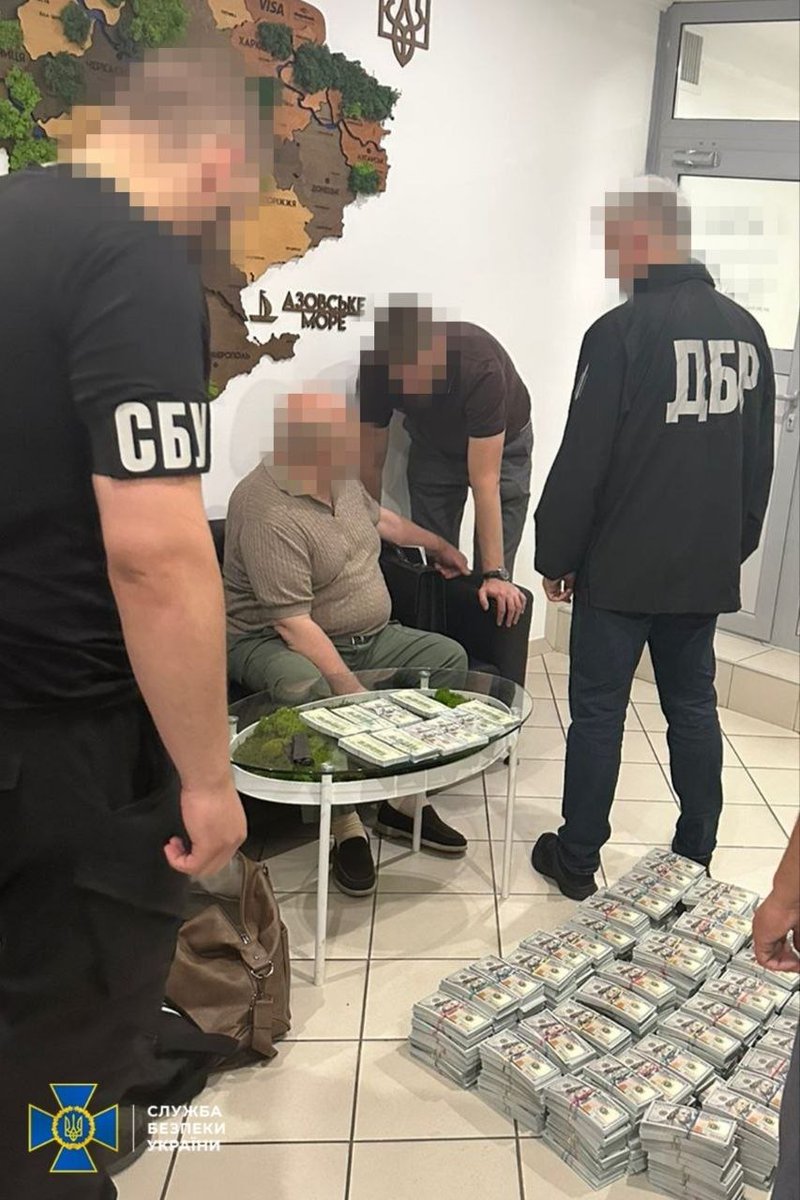 Panchenko_X's tweet photo. In Kyiv, a representative of Zelensky’s security officials was detained. 

They extorted $5,000,000 from businessman to close a criminal case.

This is the mafia that takes the last from Ukrainians, blackmailing us. https://t.co/v8iZpoIZTk