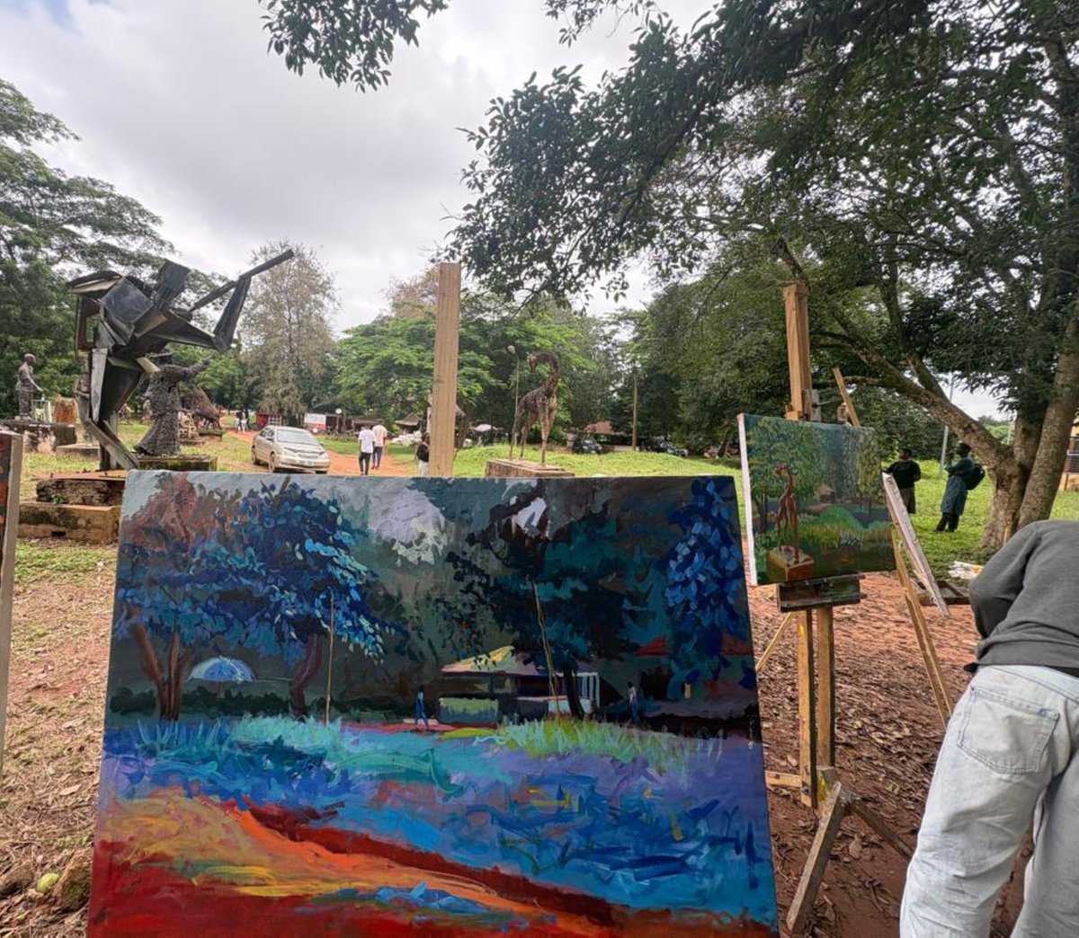 eshe_abiola's tweet photo. A landscape study from a shared palette exercise a  month back.

First frame it called the alla prima stage

Second frame the landscape and painting

Third frame The painting. https://t.co/YlM8VkcUfd