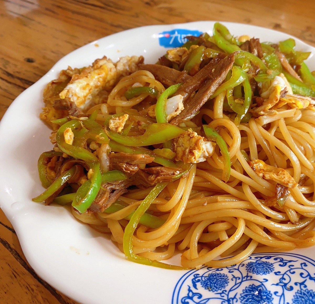 EliiCintii's tweet photo. Just found the coziest hidden noodle shop in town! Hand-pulled pork noodles with house chili oil Total flavor explosion—my new go-to spot https://t.co/cZ5OSs8gVo