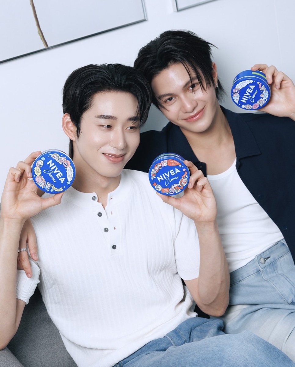 moonciip's tweet photo. มีคนโอบมีคนทาครีมให้วาสนาน้องเอสจริงๆ😭😭😭😭หวานเกินร้อย

#WilliamEst 
#NIVEA100ปีxWilliamEst https://t.co/sSQ2hwZH3E