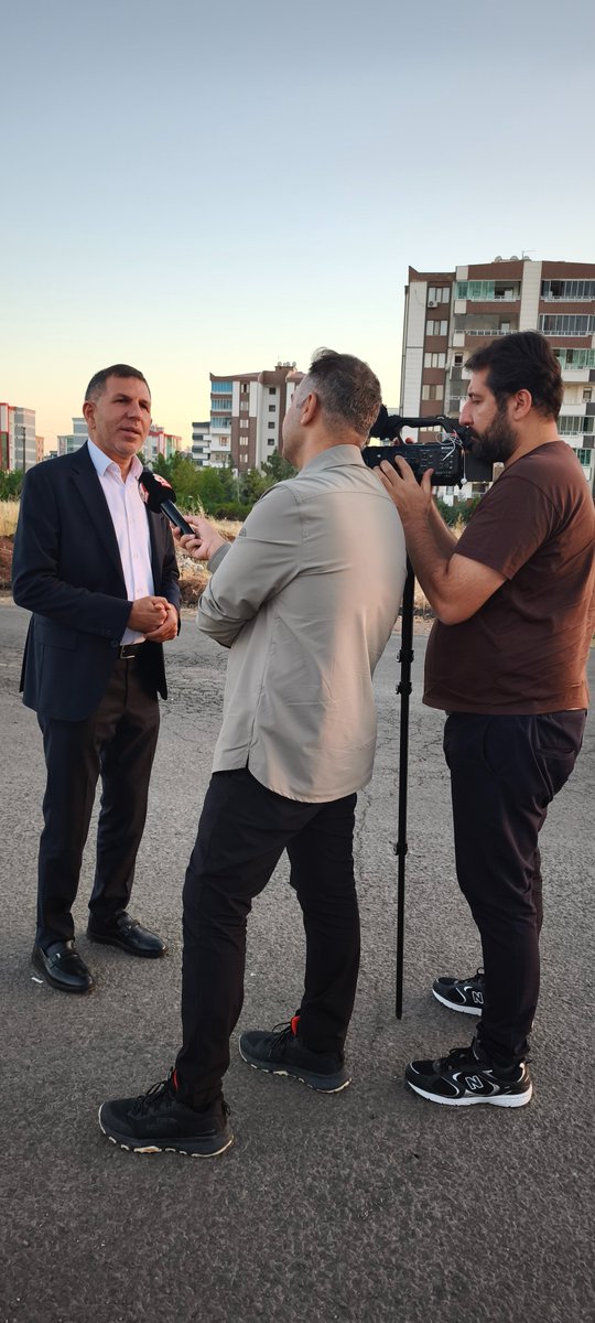 tekdemiRamazan's tweet photo. #Diyarbakır’da daha önce var olan kürtçe tabelalar üzerinden mevcut durumun yeni bir taviz veya yeni bir siyasi adım gibi sunularak köpürtülmesi, toplumsal huzura ve mevcut iklimin yapıcı zeminine verdiği zararı @ahaber'e değerlendirdik.

Siyaset kurumunun görevi, olayları bağlamından kopararak toplumsal fay hatlarını tetiklemek değil, doğru bilgi üzerinden yapıcı ve birleştirici bir dil kullanmaktır. 
Özellikle bu günlerde...

Popülist kaygılarla sürdürülen polemikler, ne kentin reel gerçekliğiyle bağdaşmakta ne de ülkenin ihtiyacı olan sakin, rasyonel ve yapıcı siyaset ortamına katkı sağlamaktadır.

Yıllardır var olan, geçmişteki idari süreçlere yerleşmiş uygulamaları yeni bir gelişme gibi kamuoyunun önüne sunmak, bilgi kirliliğinin yanı sıra gereksiz bir kutuplaşma ve hassasiyete neden olmaktadır.
Bu tür tutum, davranış ve söylemlerden kaçınmak herkesin faydasına ve hayrına olacaktır.

@tcbestepe 
@TC_icisleri 
@tbmm