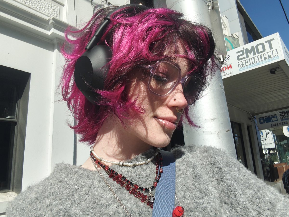 artymouscrouch's tweet photo. What do we think about the new hair? https://t.co/qZxUvnjTeb