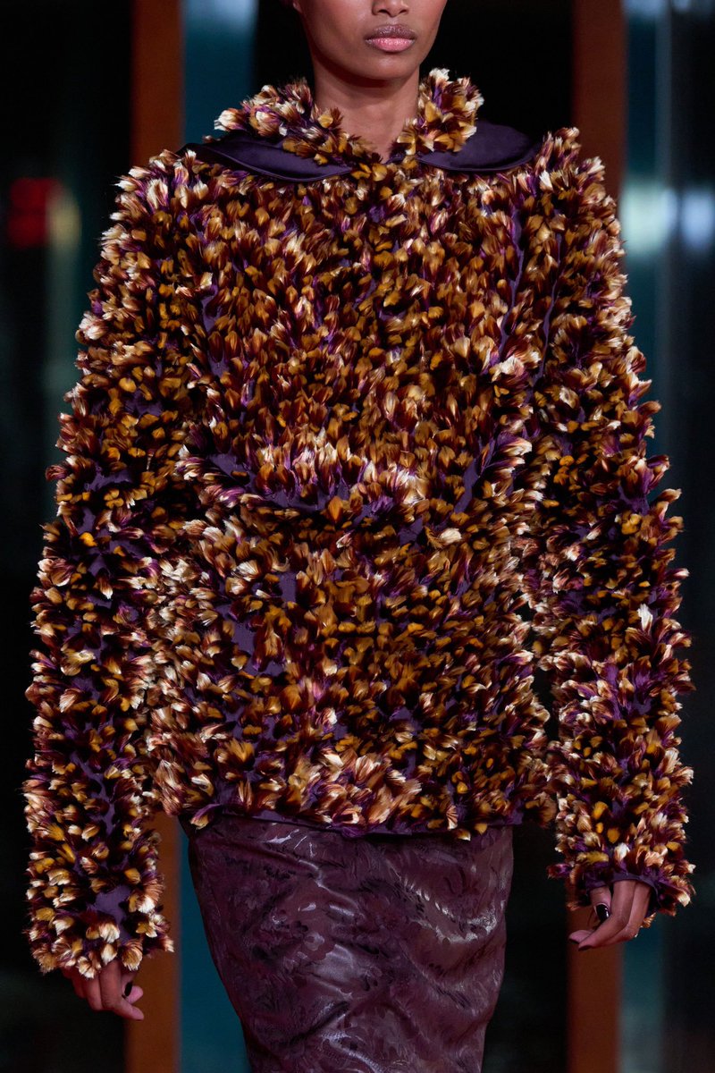 jacquemusx's tweet photo. Especially all the rich, hand-painted silk “feathers”!! https://t.co/x4XOeYJXpI