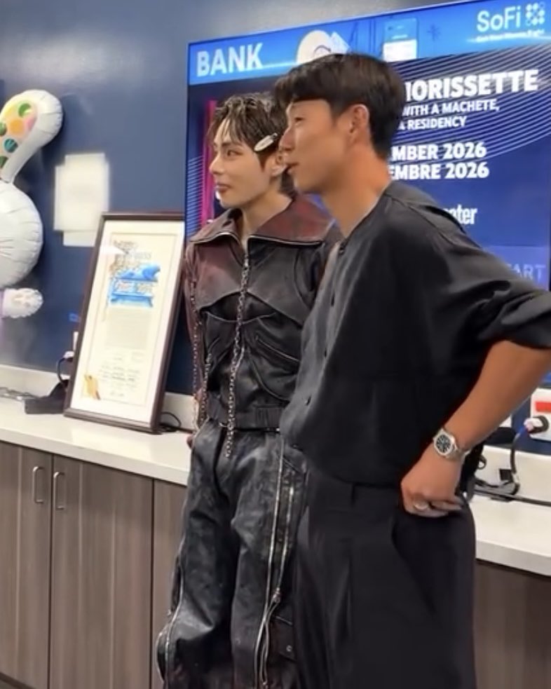 kthjjg's tweet photo. them suddenly ending up beside each other after the video cuts 🥹 https://t.co/ReNV9e3GeL