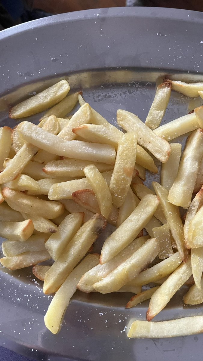 isab_ramoss's tweet photo. antes eu acordava às 5:00 e chegava atrasada na escola, mudei de casa, acordei 6:20, fiz batata frita, me arrumei, comi a batata frita e vou chegar atrasada igual, a vida é boa! https://t.co/sG4g16mdEh