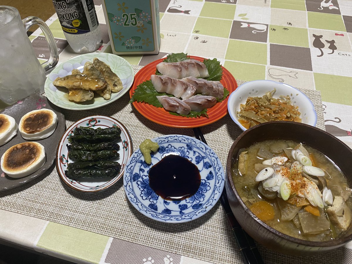 teacup1945's tweet photo. スギ刺身
アジ竜田揚げ甘酢餡かけ
豚汁
他

#晩酌 https://t.co/PzpIZELeHM