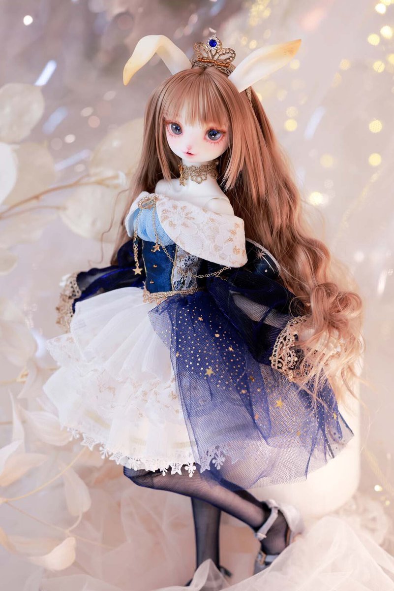 DOLKSTATION's tweet photo. 【DOLK×DEAR MINE】

満月の夜に舞い降りた 可憐なる月の姫君
「SAERA - Lunetta ver. Limited」が新登場！

➡https://t.co/q7YIq7xPlo

アーティスト Hello Mari 氏による美麗メイクと、ソーイングクマと屋根裏部屋の魔女が仕立てる限定ドレスが、月のうさぎ姫SAERAを誕生させています。 https://t.co/eCvpY4vVQu