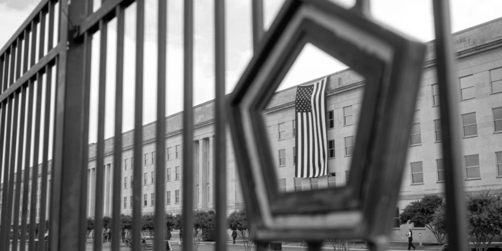 PFPAOfficial's tweet photo. For 25 years, PFPA has honored the victims of September 11th with a sunrise flag unfurling ceremony at the Pentagon. The tradition continues in 15 minutes. Watch live: https://t.co/hdiZkwAerm

#NeverForget https://t.co/9S0tiLplQ4