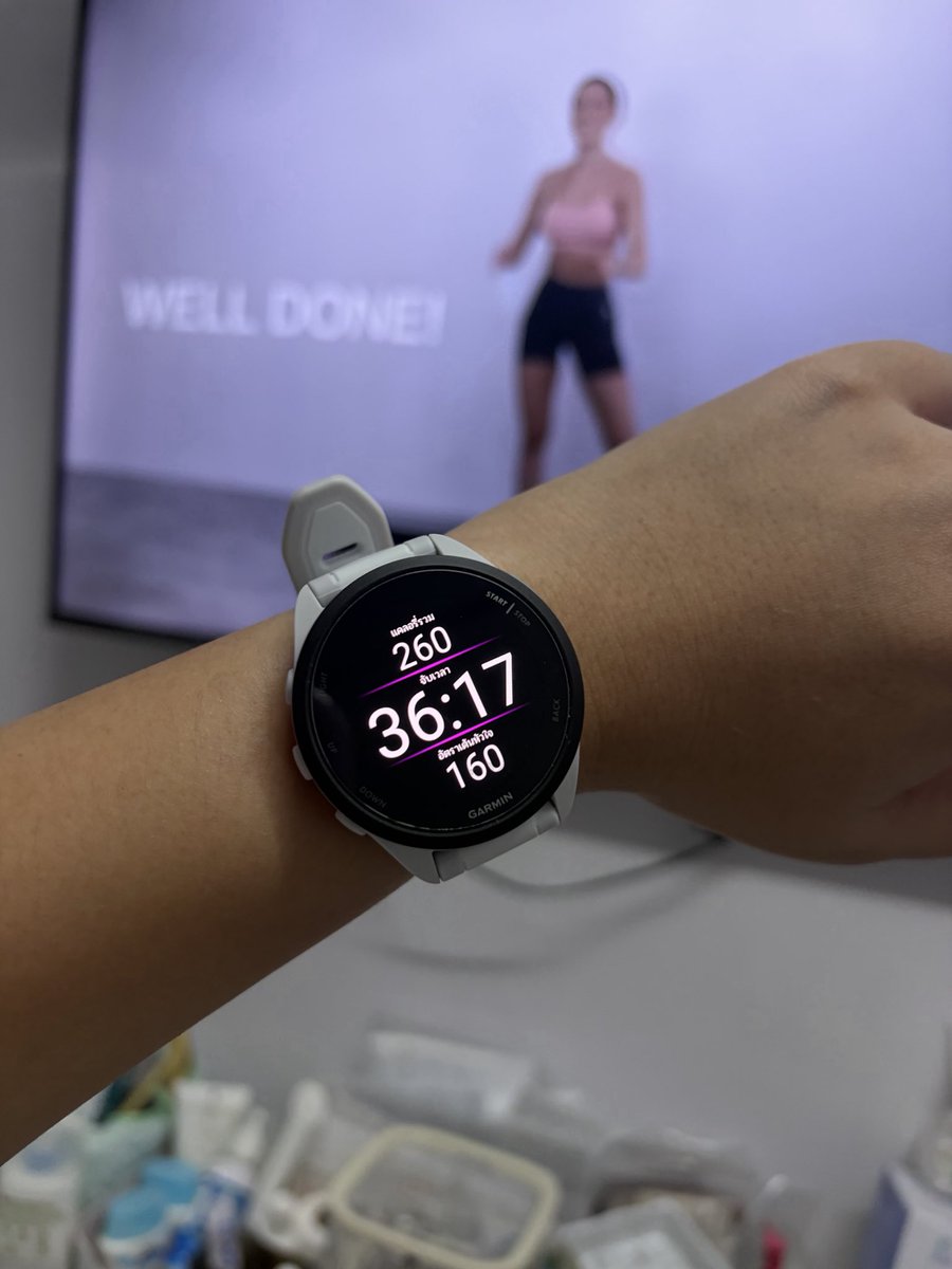 nzezii's tweet photo. เกือบ 10 ปีที่แล้วใช้ Garmin มาตลอด
แล้วชั้นก็ตกเป็นทาสสตีฟจ๊อบ ซื้อ Apple Watch เพราะอยากเป็นคนเก๋ (คิดไปเอง)

อาทิตย์ที่แล้วเผลอโยน อปว ลงเครื่องซัก แหลกสลายไม่มีชิ้นดี
ที่ศูนย์บอกว่าไม่มีซ่อม มีแต่เปลี่ยนใหม่ 8,000 กว่าบาท 😭

วันนั้นตัดสินใจไปซื้อ Garmin เลย แล้วคิดไม่ผิดจริงๆที่กลับมาใช้ มันดีไปหมด เหมือนกลับมาเจอแฟนเก่าที่รู้ใจกันมากๆ 55555 โดยเฉพาะเรื่องแบต ไม่ต้องคอยชาร์จนาฬิกาทุกวันแล้ววว