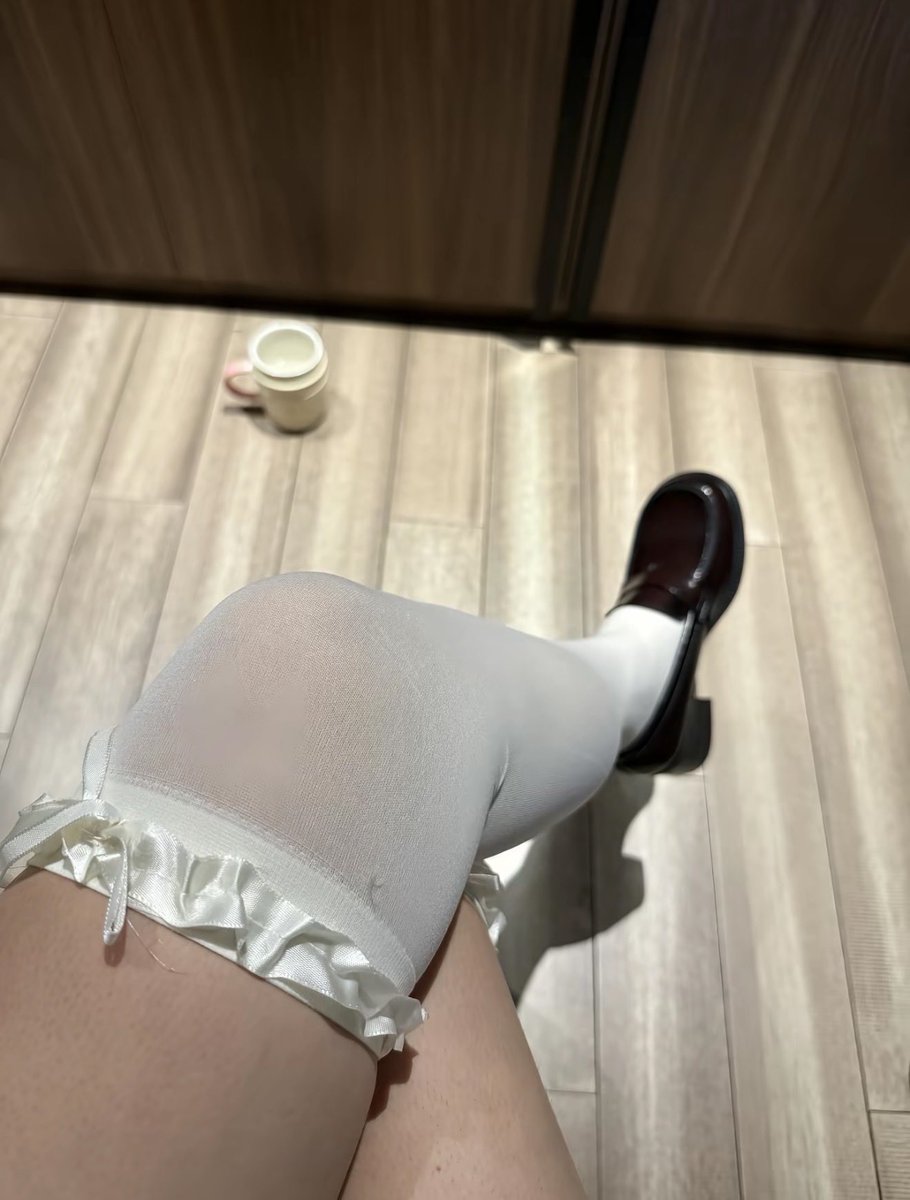 ladymty456's tweet photo. 骨子里就是舔狗的白痴学长最容易拿捏
只需要在最放松没有防备的对话中🖤
戳破你们卖力🖤装出的矜持模样，就会原地大脑缺氧⋯
这时候再把脚底露出来的话🖤^^
吸了一口黑心学妹的足臭后，就再也没办法回头了吧
被打上贡奴受虐癖的标签享受人生毕业
被学妹摧毁人生吧
#足控 #女S #洗脑 #上贡  #贱狗 #调教 https://t.co/rzMxIKJdpq