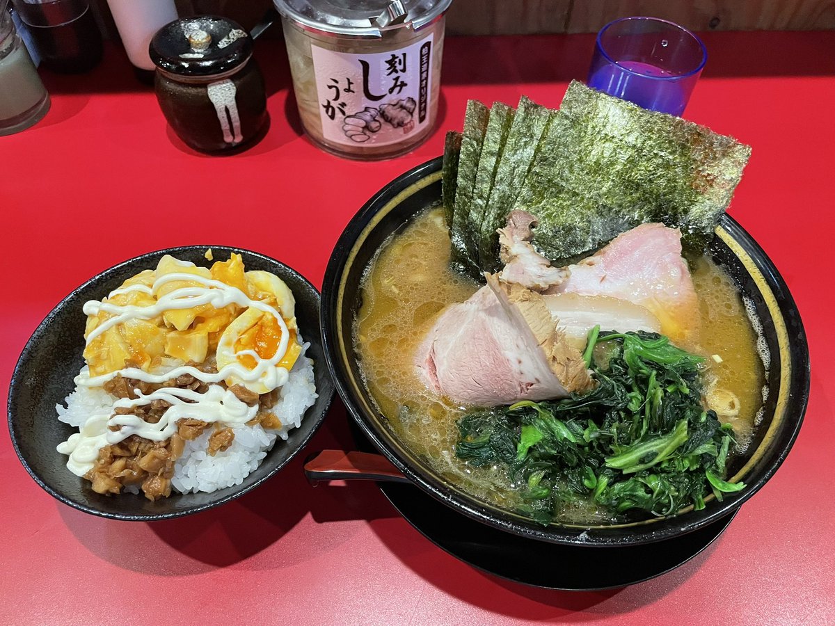 Rock1969's tweet photo. 本日の稲葉家さん、金曜日夜。
16:25お店着、先頭から9番目！

のり2枚増しライスセット。
TP
ほうれん草
豚バラ
肩ロース
たまご丼

チャーシュー3枚はちょいキツいわ笑

ごちそうさまでした♪

#稲葉家
#王道家グループ
#家系ラ���メン https://t.co/8S29AcfgI2