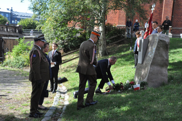 Kongres_Polakow's tweet photo. Po Mszy Św. w kościele św. Jana w intencji Ojczyzny jej uczestnicy udali się pod Pomnik Katyński aby oddać hołd Bohaterom II wojny światowej. Wzięli w niej udział przedstawiciele korpusu dyplomatycznego Rzeczypospolitej Polskiej na czele z Panią Ambasador Karoliną Ostrzyniewską https://t.co/ohquljsjUO