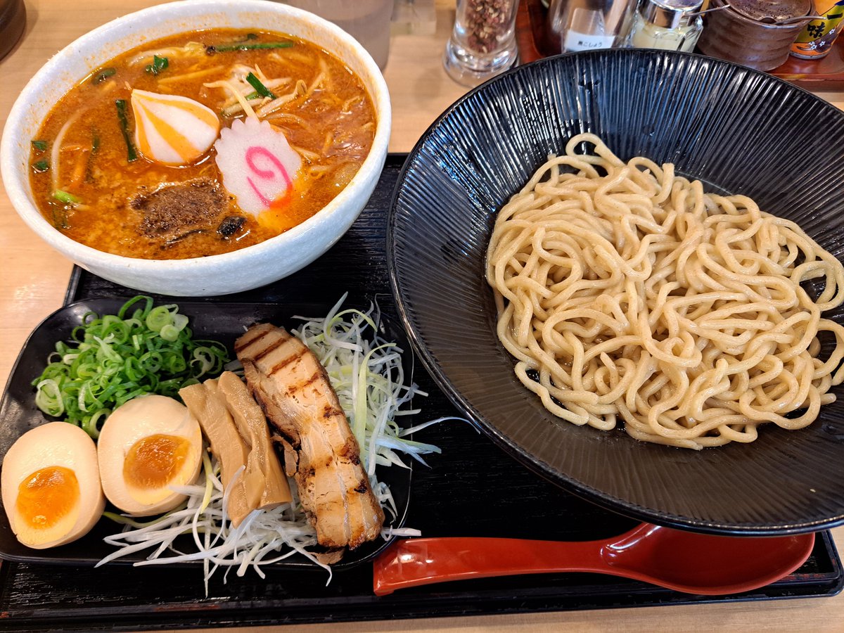 kamba_go's tweet photo. 今日は味噌屋蔵之介さんで、夏季限定？の麻辣湯つけ麺！
一気に肌寒くなってきたところ、体の芯から温めてくれるシビ辛な一杯！
ヤサイもタップリで完全栄養食なり！ https://t.co/nTp5B4L2e7