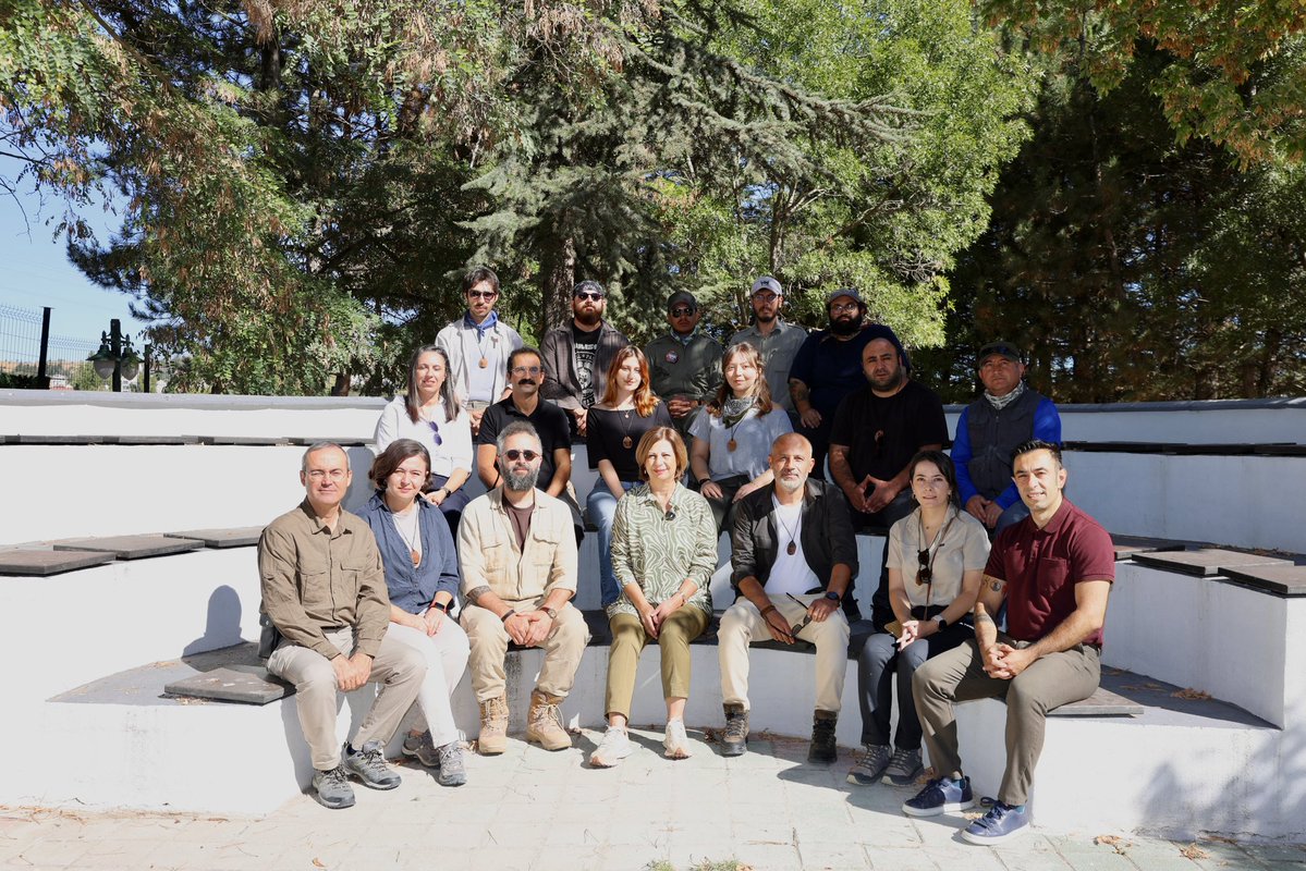 ayseunluce's tweet photo. Osmanlı’nın kuruluş dönemine ışık tutan en önemli tarihî alanlarımızdan Karacahisar Kalesi’ndeydik.

Karacahisar Kazı Başkanı Doç. Dr. Hasan Yılmaz Yaşar ve kıymetli ekibiyle kazı alanını gezerek yürütülen çalışmalar hakkında bilgi aldık. Kazılarda yeni ortaya çıkarılan hamam yapısını ve gün yüzüne çıkarılan diğer buluntuları yerinde inceledik.

Kıymetli tarihçimiz Prof. Dr. Halil İnalcık’ın öncülüğünde başlayan kazı çalışmaları, bugün Osmanlı’nın kuruluş dönemine ilişkin çok değerli izleri gün yüzüne çıkarmaya devam ediyor. 1299 yılında Dursun Fakih’in Osman Gazi adına ilk hutbeyi okuduğu Karacahisar Kalesi, Osmanlı Devleti’nin bağımsızlığının ve kuruluşunun simge mekânlarından biri olarak tarihimizde özel bir yere sahip.

Bu önemli mirasın izlerini titizlikle ortaya çıkaran Doç. Dr. Hasan Yılmaz Yaşar’a ve tüm kazı ekibine emekleri için teşekkür ediyorum.