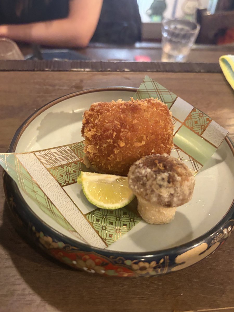 hirokiueeda's tweet photo. 秋の名物　【松茸クリームコロッケ】爆誕です🍂
松茸じゃああきたらず（秋だけにね）
イタリアの超高級きのこのポルチーニもドサッといれてみました。

本日、座敷は埋まってますが
まだカウンター席は空いております。

カツオもあります。
お電話お待ちしております。
045-642-7375 https://t.co/iI4aDjZyOY