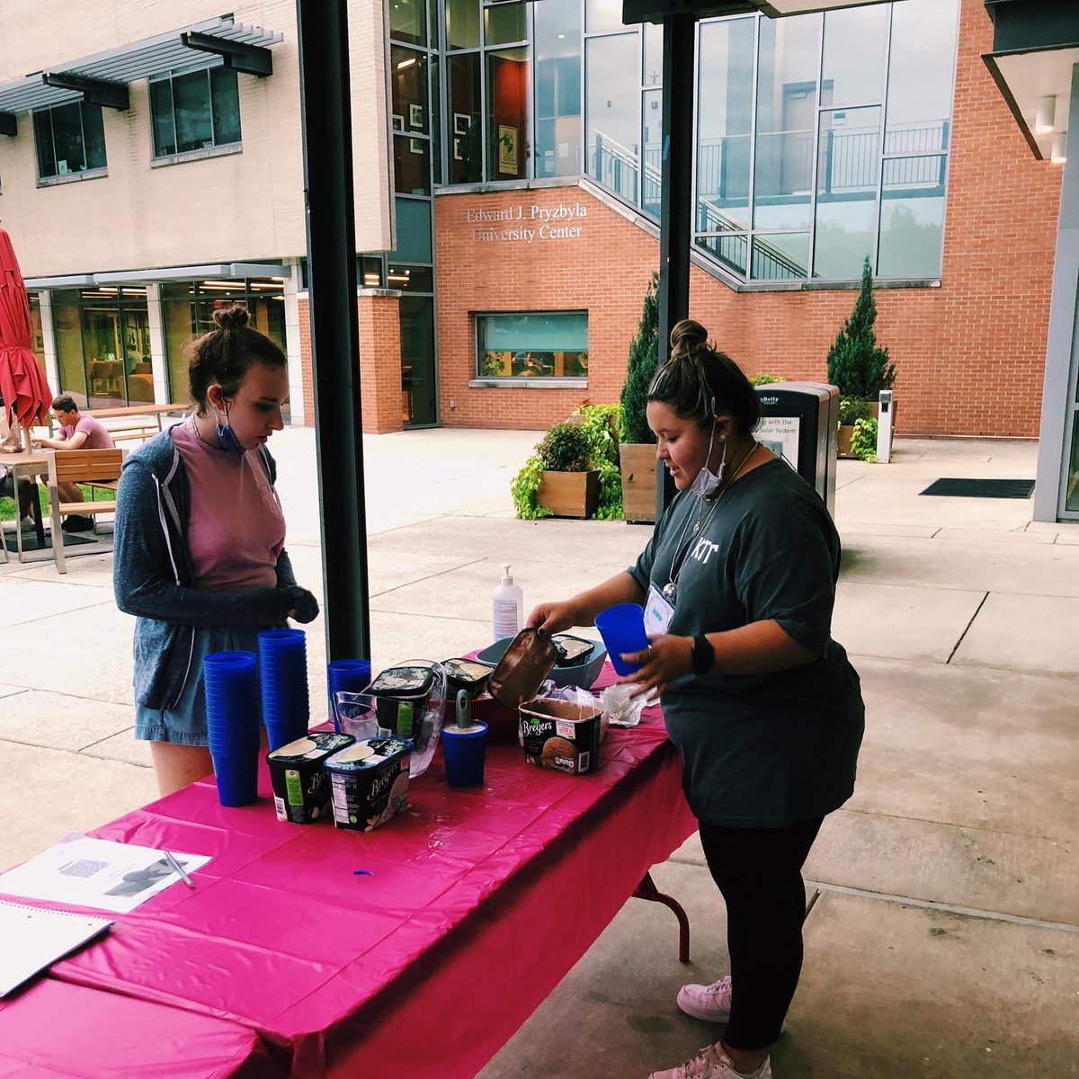 LeonorGrangfg's tweet photo. Thank you to everyone who supported yesterday’s Walk to End Alzheimer’s! With your help, we raised $140 for the cause. If you’d still like to donate, our Venmo is @ktgsorority. https://t.co/z1ytKj0Q87